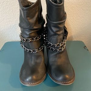 Ankle boots with chain